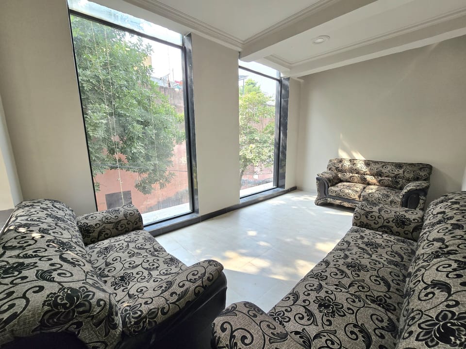 Royal Room, City View | Iron/ironing board, free WiFi