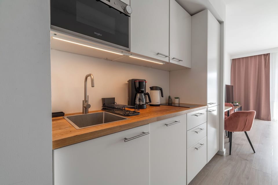 Studio, Balcony | Private kitchenette | Electric kettle