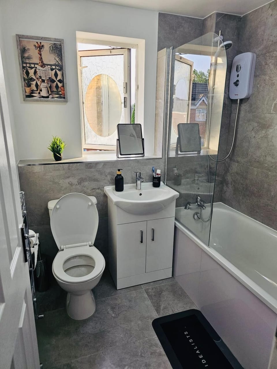 Comfort Townhome | Bathroom | Towels, soap, shampoo, toilet paper