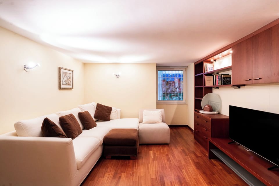 Apartment | Living area | 30-inch TV with satellite channels