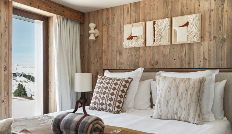 Premium bedding, in-room safe, blackout drapes, soundproofing