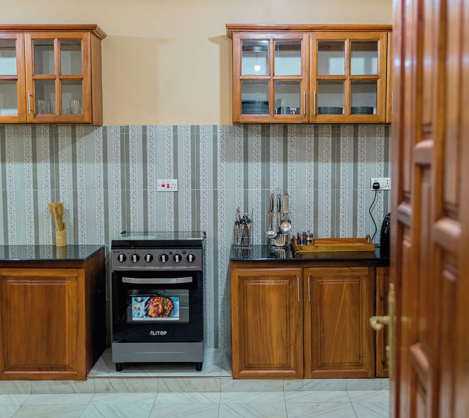 Apartment, 3 Bedrooms, Non Smoking, Kitchen | Private kitchen | Microwave, oven, stovetop, cookware/dishes/utensils