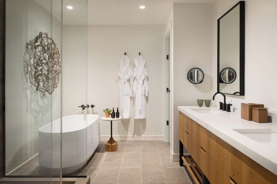Combined shower/tub, rainfall showerhead, designer toiletries