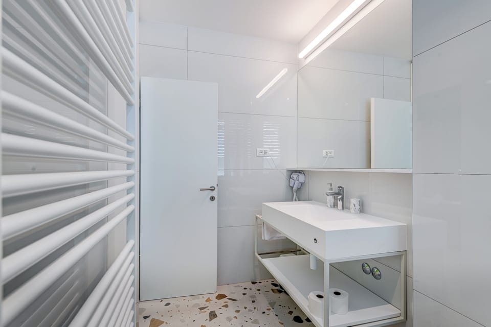 Deluxe Double or Twin Room | Bathroom | Hair dryer, towels, soap, shampoo