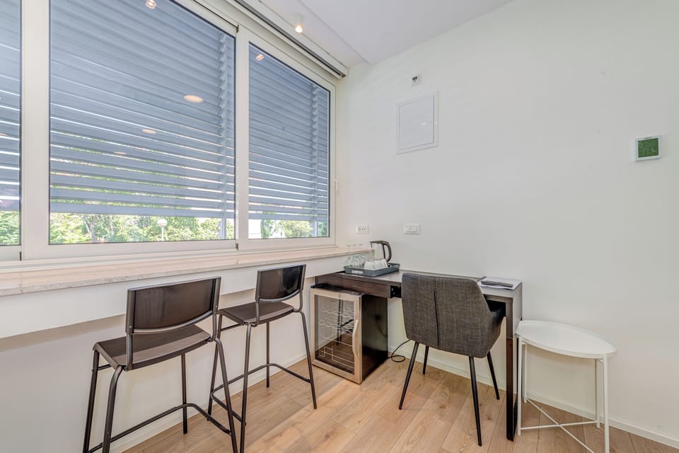 Deluxe Triple Room | In-room safe, desk, laptop workspace, soundproofing