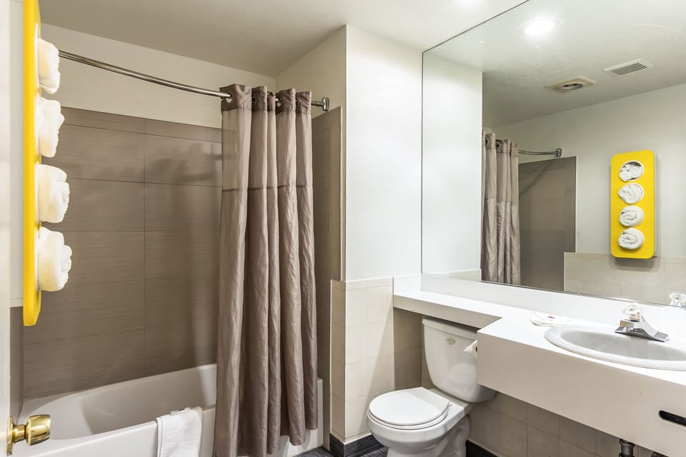 Combined shower/tub, free toiletries, hair dryer, towels