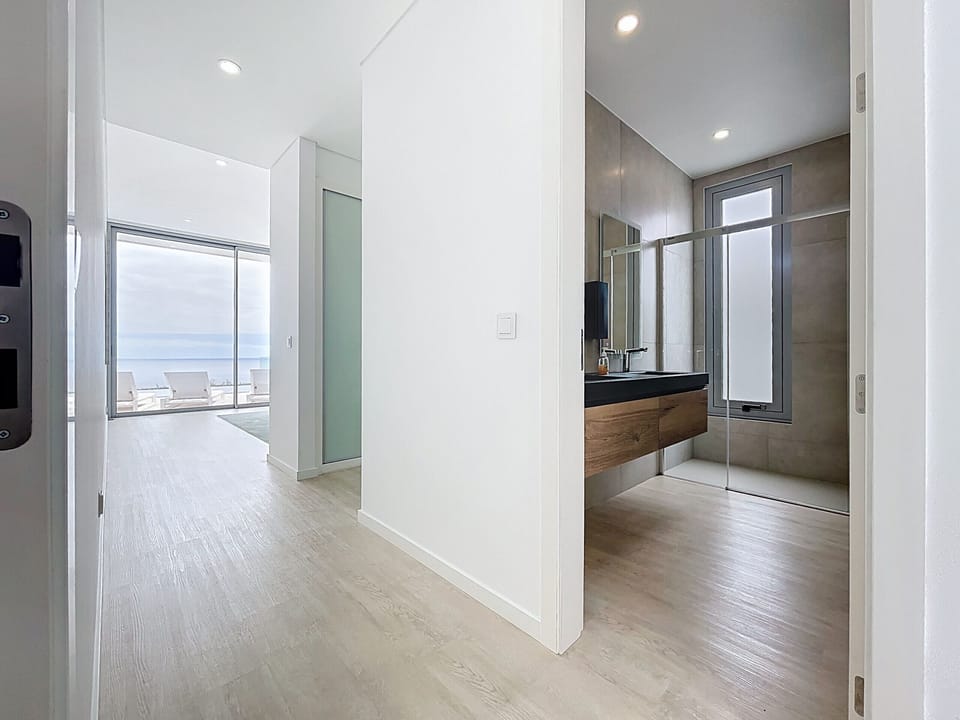 House | 3 bedrooms, desk