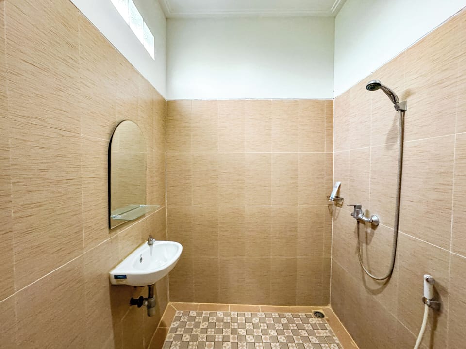 Shower, bidet, towels, soap