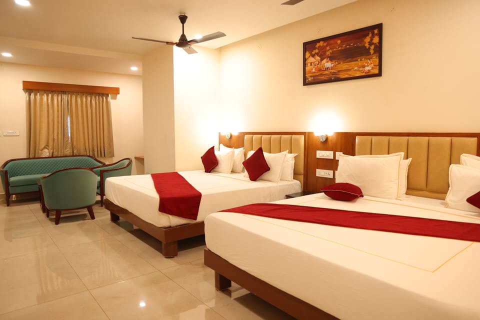 Family Room | Living area | 43-inch flat-screen TV with premium channels, Netflix