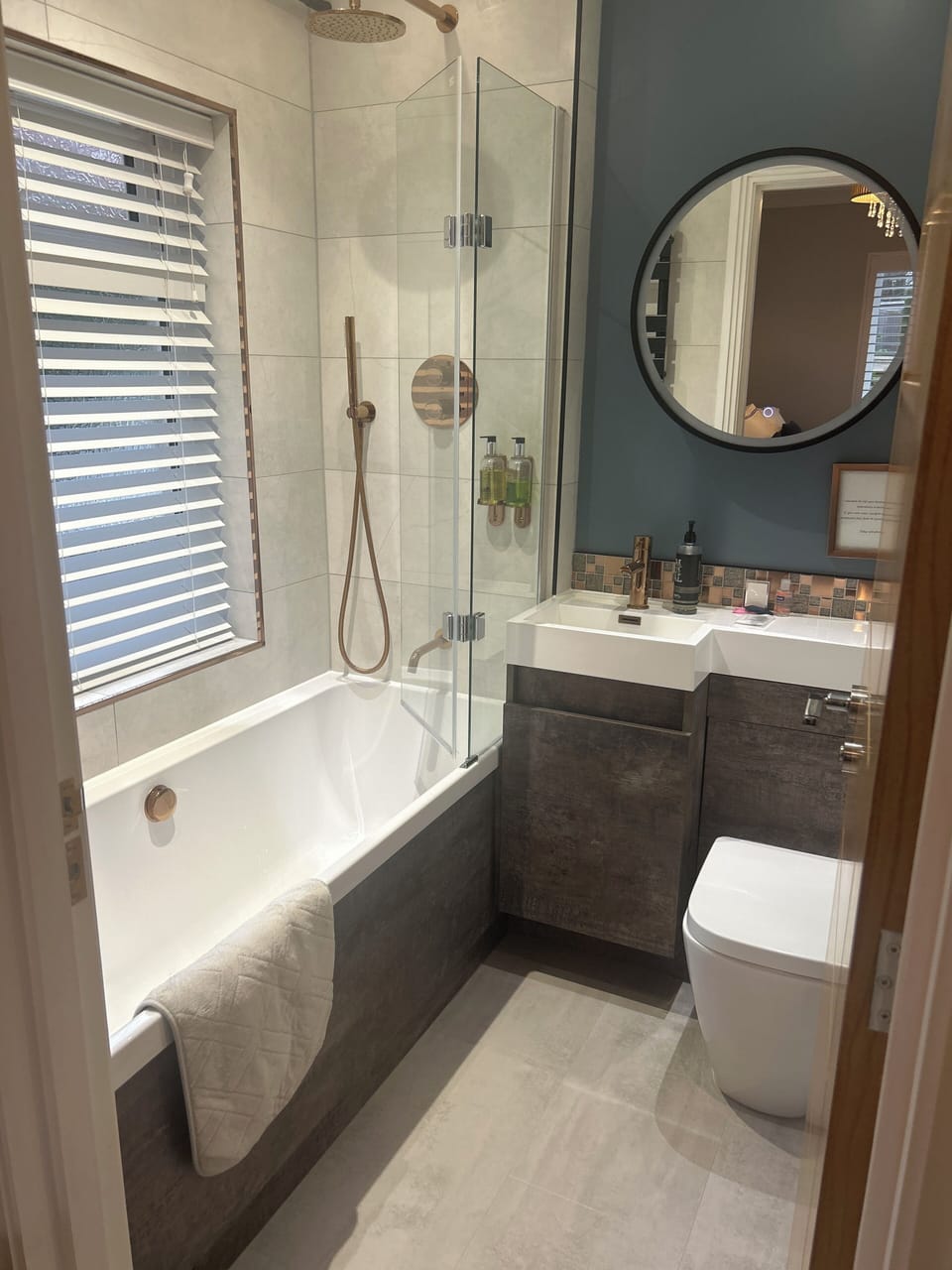King Room | Bathroom | Free toiletries, hair dryer, towels, toilet paper