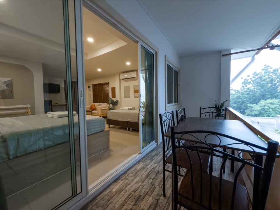 The Seathru Family Room | Terrace/patio