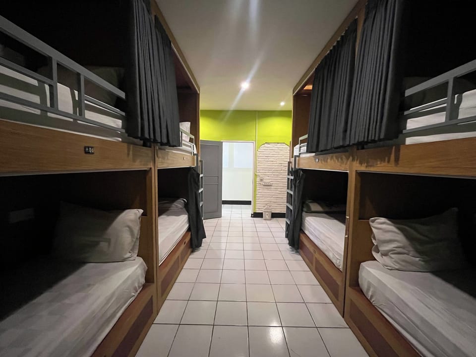 8 Beds Female Dormitory | WiFi (free), bed sheets