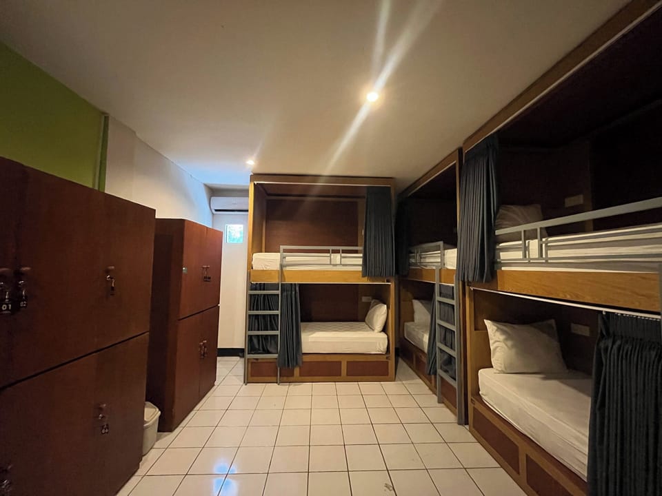 10-Bed Male Dormitory Room | WiFi (free), bed sheets
