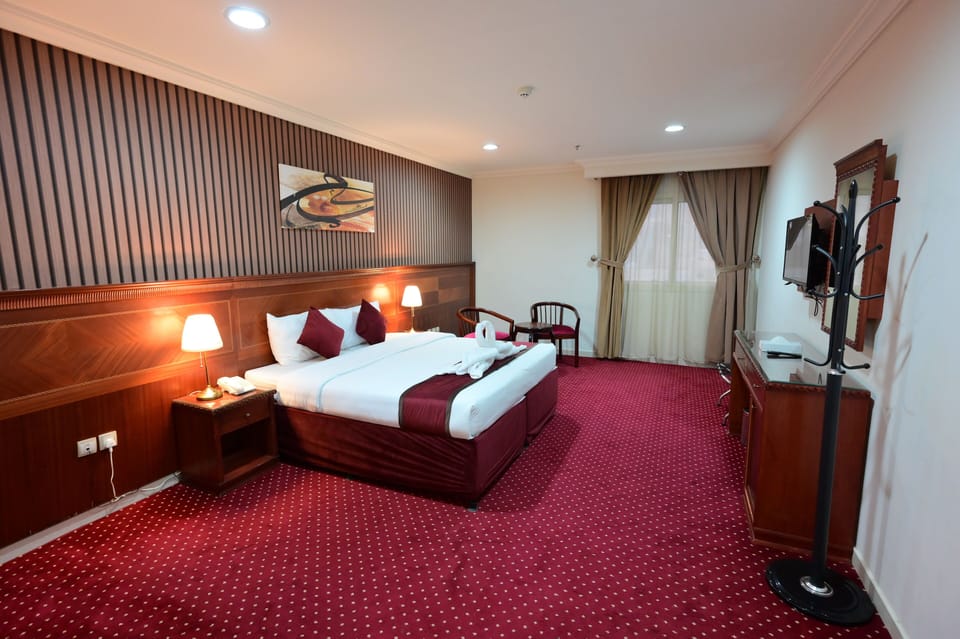 Double Room | Premium bedding, in-room safe, blackout drapes, bed sheets