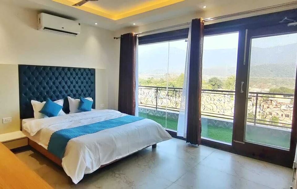 Villa | Desk, wheelchair access