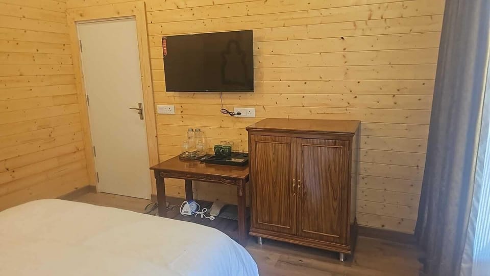 Family Room | Desk, laptop workspace, WiFi (free)