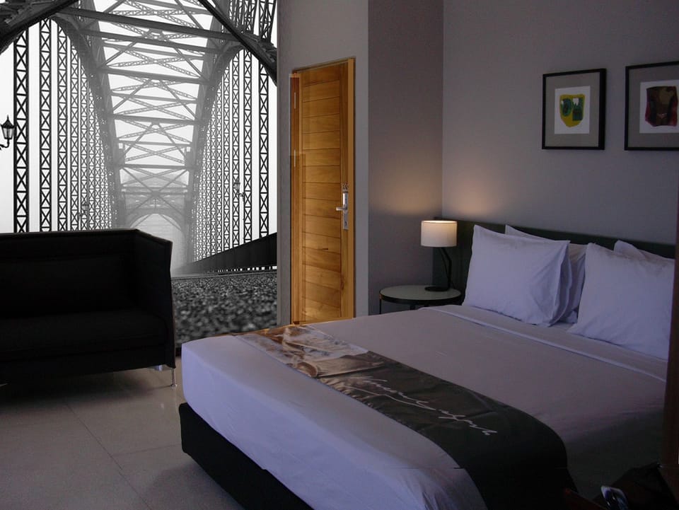 Deluxe Room | Premium bedding, in-room safe, desk, iron/ironing board