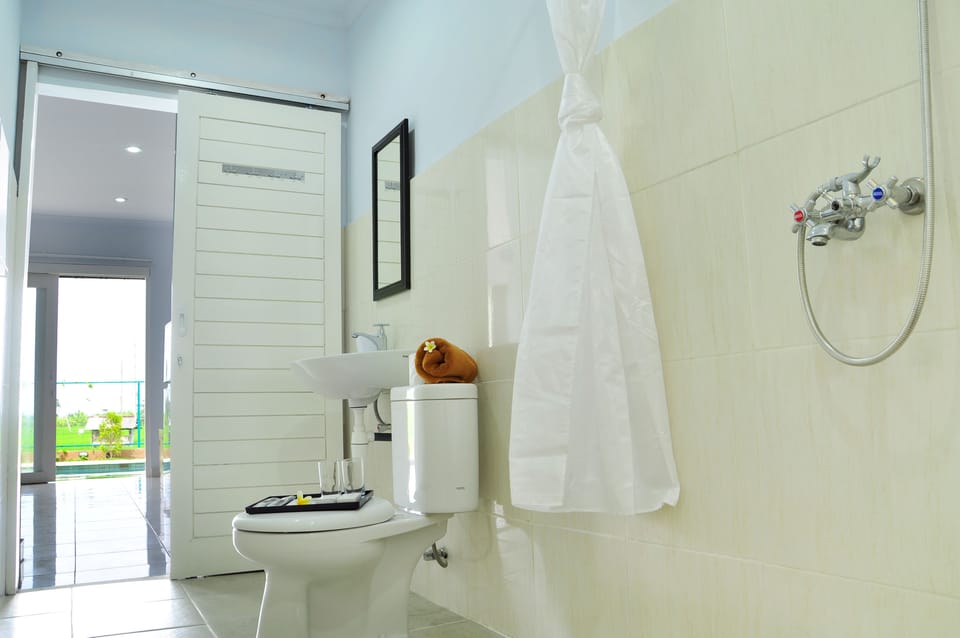 Two Bedroom (Sea View) | Bathroom | Shower, free toiletries, bidet, towels