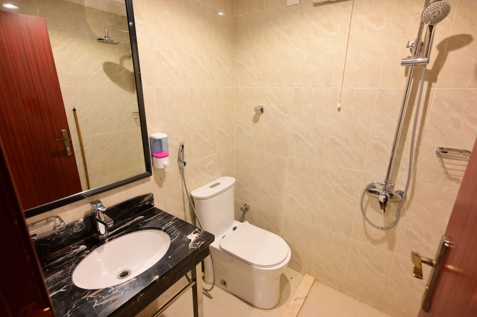 Rainfall showerhead, free toiletries, bathrobes, towels
