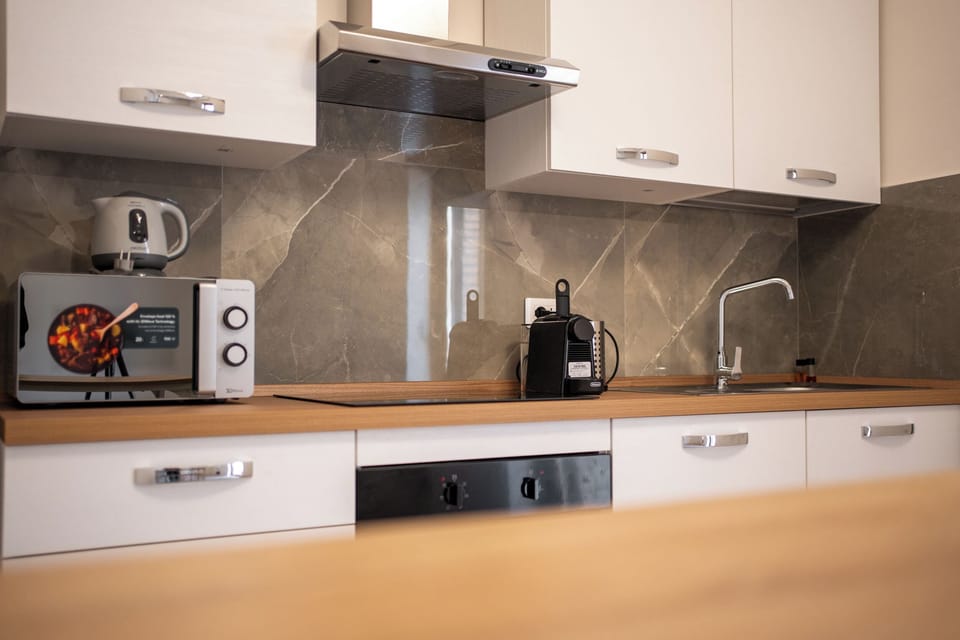 Mini-fridge, microwave, oven, stovetop