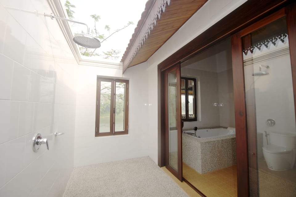 Executive Villa, River View | Bathroom | Rainfall showerhead, free toiletries, hair dryer, bathrobes