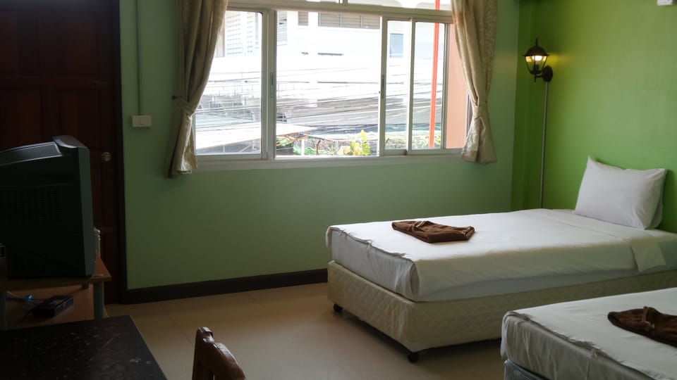 Air Conditioning Twin Room | Desk, WiFi (free)