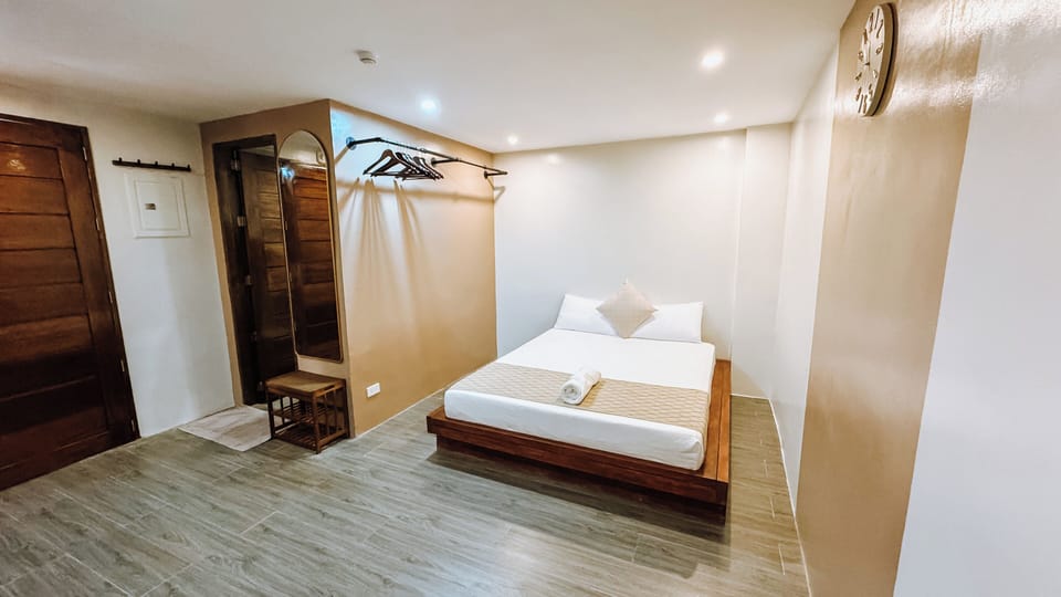 Standard Studio, 1 Queen Bed, Non Smoking, Private Bathroom | WiFi (free), bed sheets