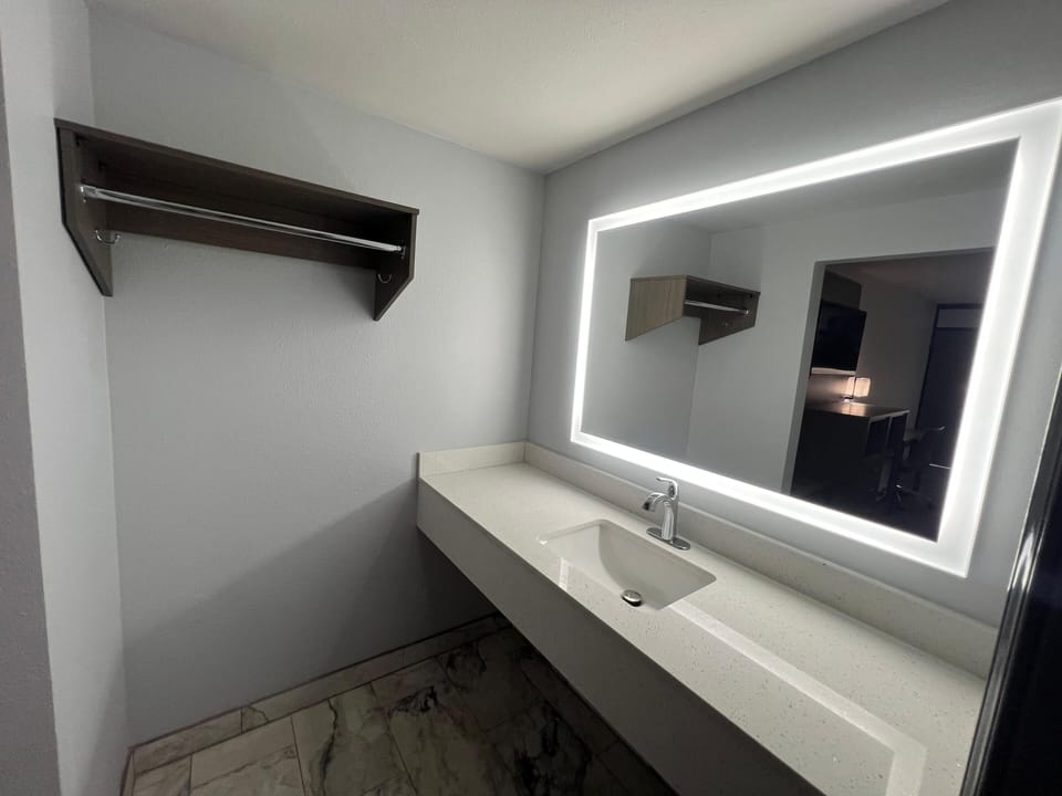 Combined shower/tub, towels, soap, shampoo