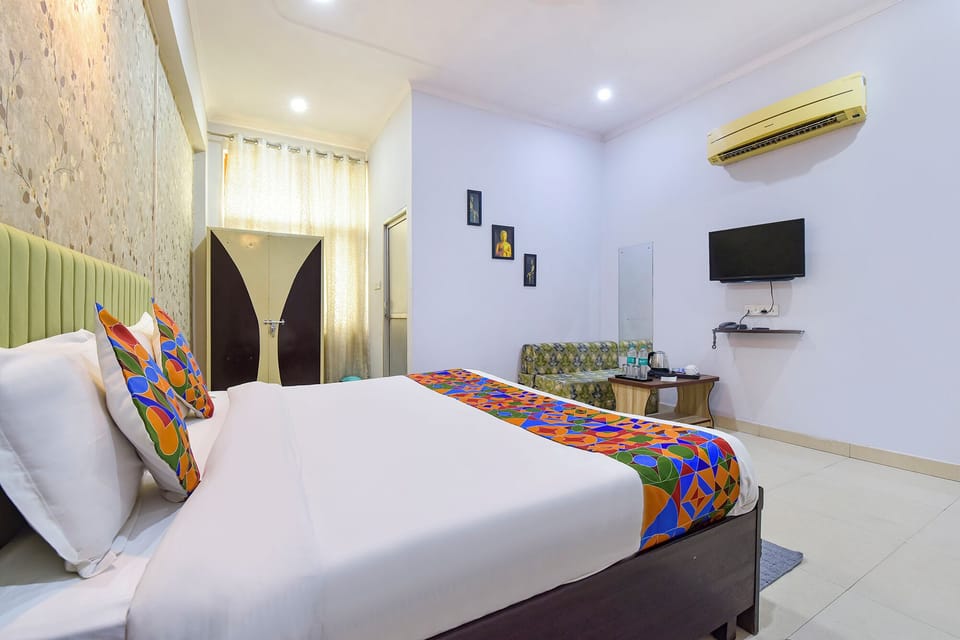 Egyptian cotton sheets, premium bedding, in-room safe, desk