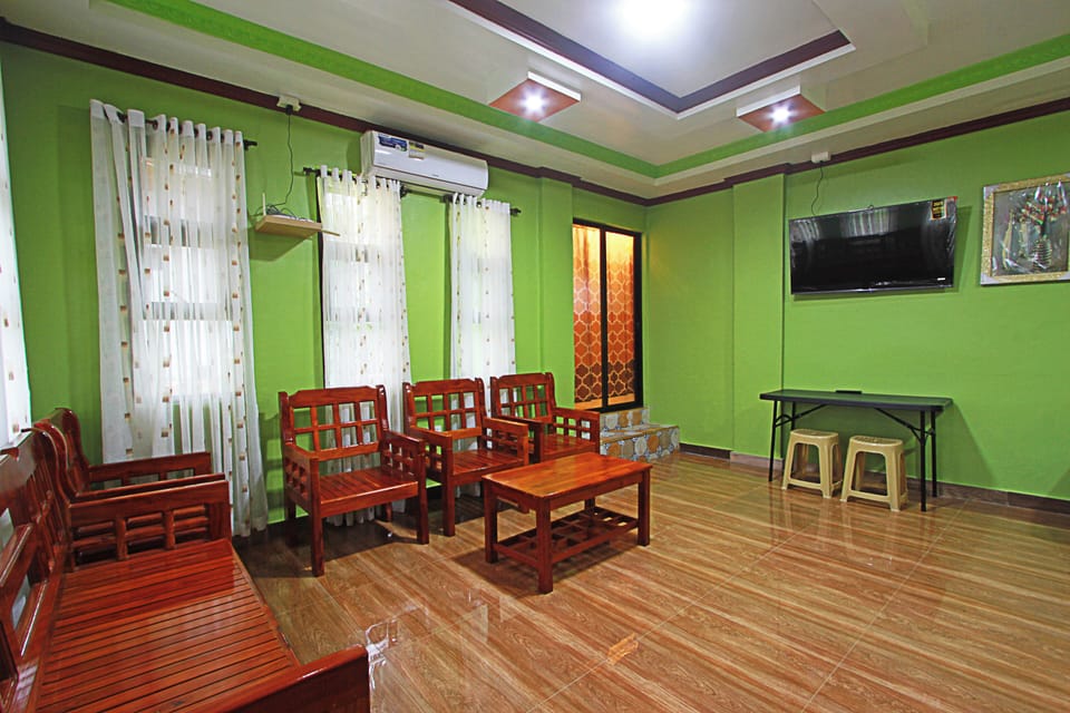 Family Studio Suite, 4 Bedrooms, Non Smoking, Garden View | Living area