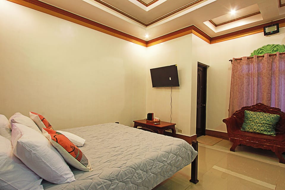 Deluxe Double or Twin Room, Balcony, Garden View | Living area