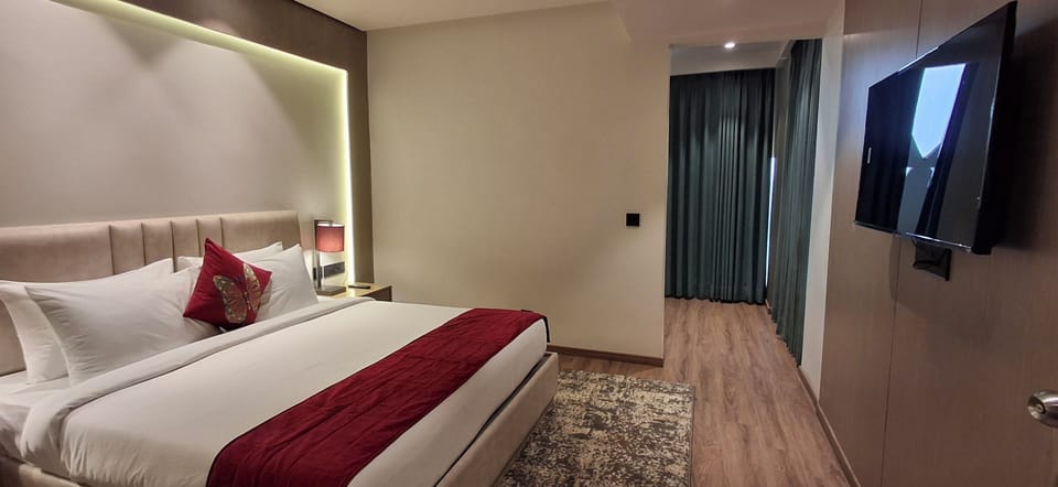 Junior Suite | In-room safe, desk, blackout drapes, soundproofing