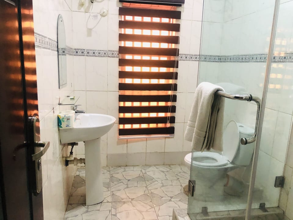 Business Suite | In-room safe, desk, laptop workspace, blackout drapes