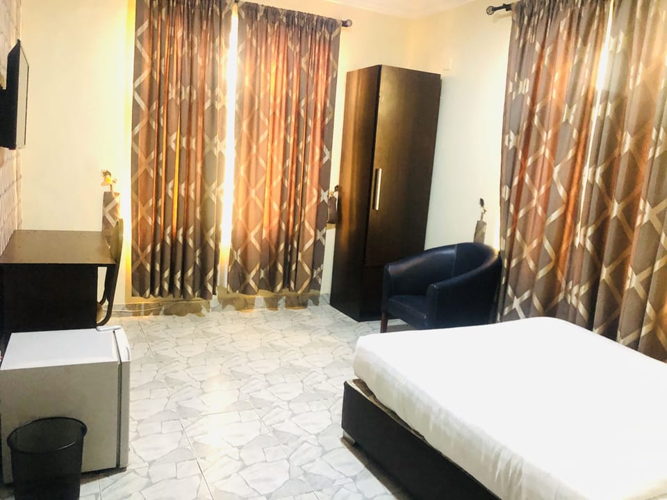 Standard Room | In-room safe, desk, laptop workspace, blackout drapes