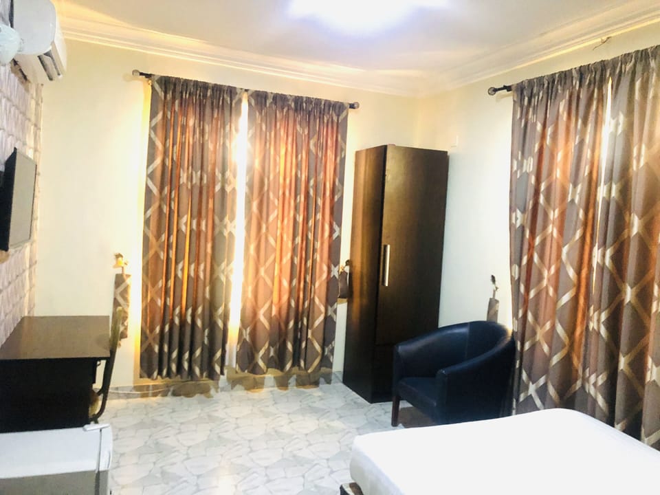 Standard Room | In-room safe, desk, laptop workspace, blackout drapes