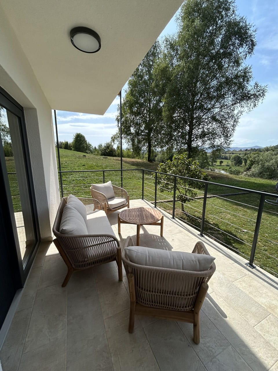 House | 3 bedrooms, desk