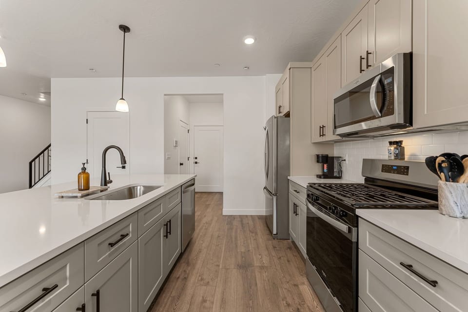 Townhome, 4 Bedrooms | Private kitchen | Fridge, oven, coffee/tea maker, electric kettle