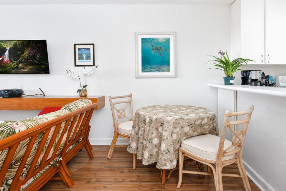Condo, 2 Bedrooms | Dining