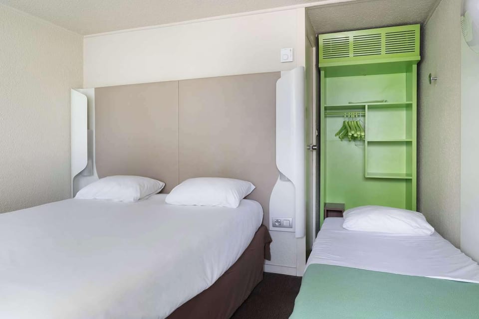 Standard Triple Room, Multiple Beds | Desk, iron/ironing board, free WiFi, bed sheets