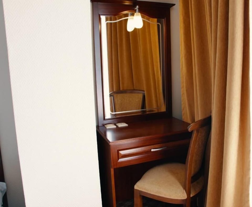 Basic Triple Room, City View | Desk, laptop workspace, WiFi (free)