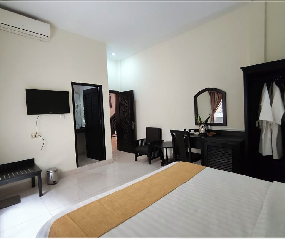 Standard Double Room | In-room safe, desk, laptop workspace, iron/ironing board