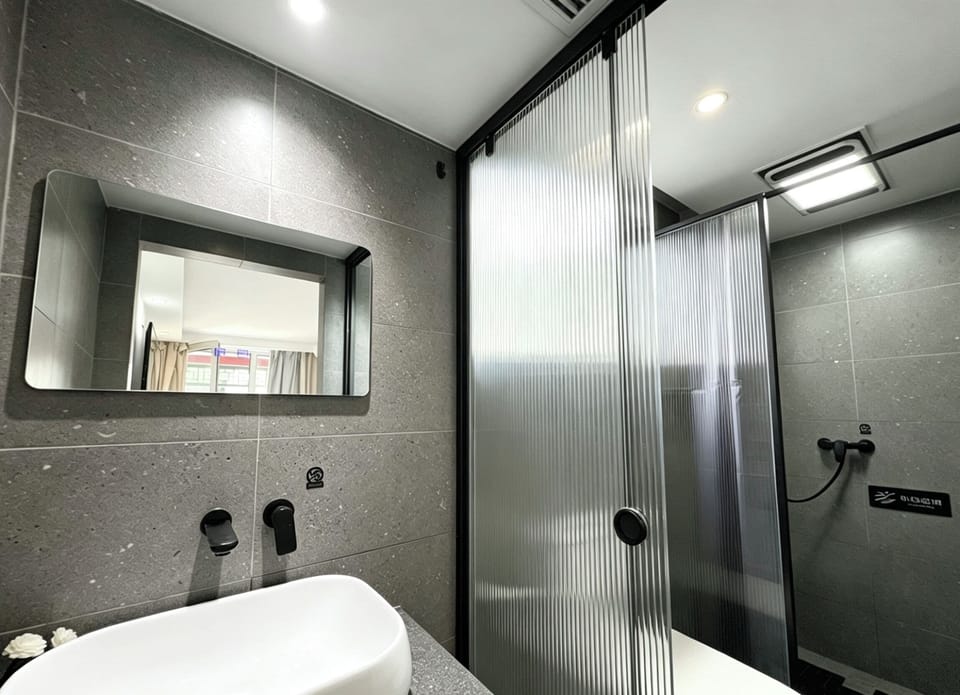 Classic Double Room | Bathroom | Shower, rainfall showerhead, free toiletries, hair dryer