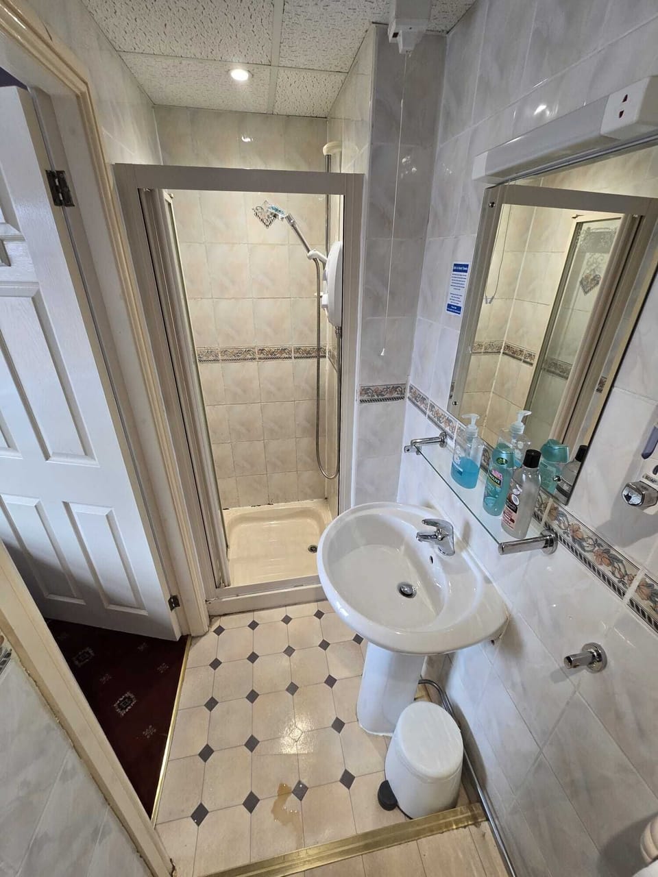 Double Room | Bathroom | Towels, soap, shampoo, toilet paper