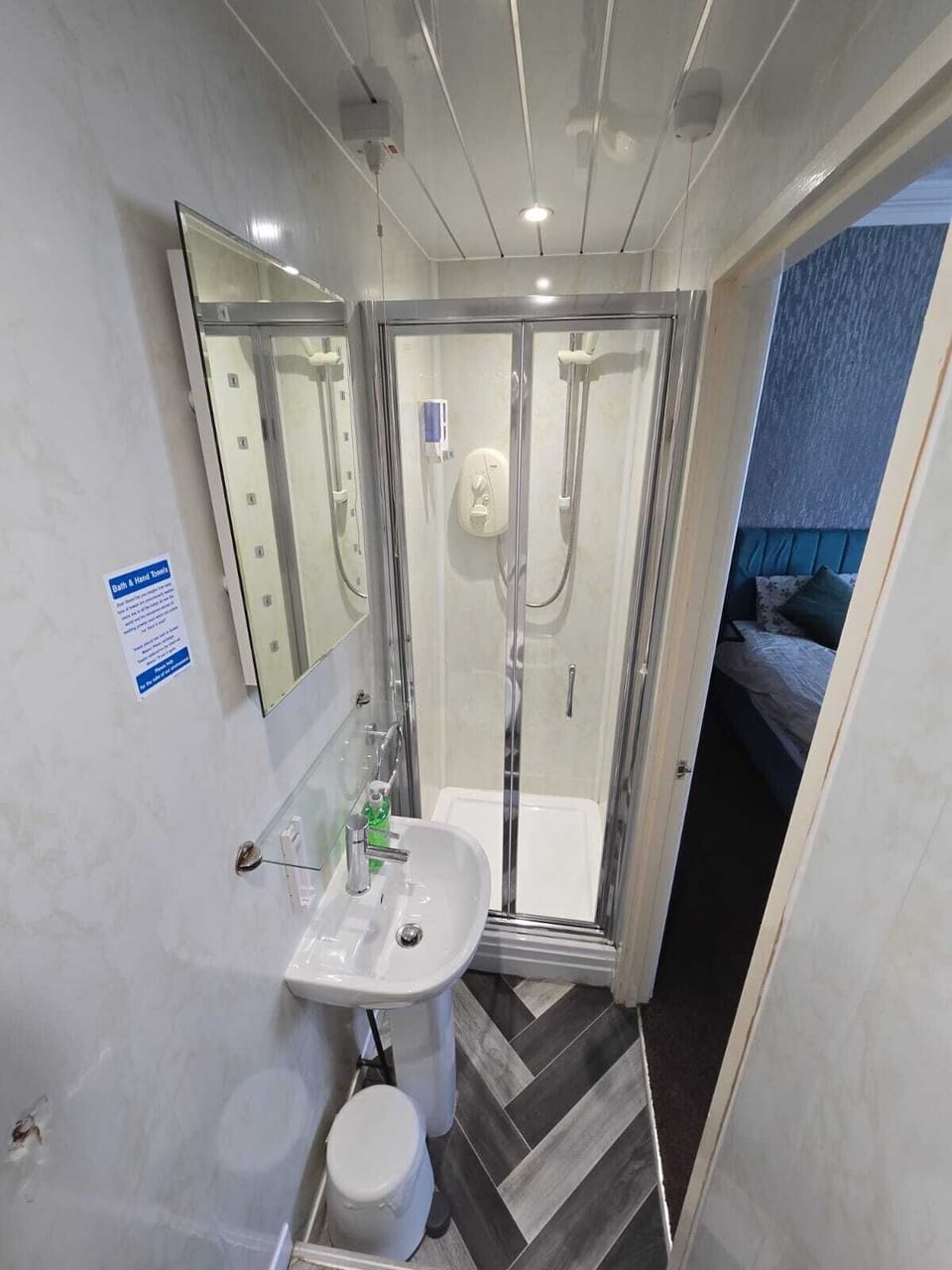 Double Room | Bathroom | Towels, soap, shampoo, toilet paper