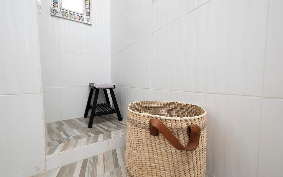 El Valiente | Bathroom | Shower, bathrobes, towels, soap