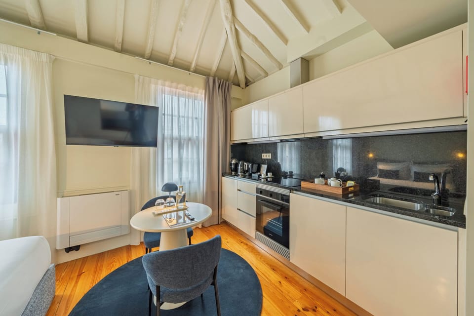 Superior Studio | Private kitchen | Mini-fridge, microwave, oven, stovetop