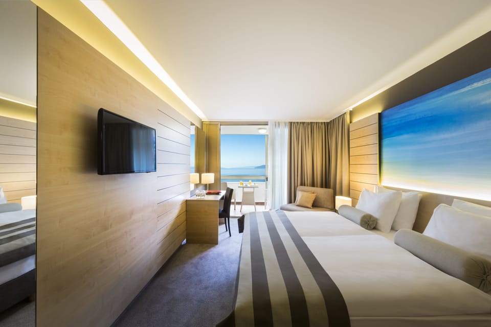 Superior Twin Room, Sea View | Minibar, in-room safe, desk, free cribs/infant beds