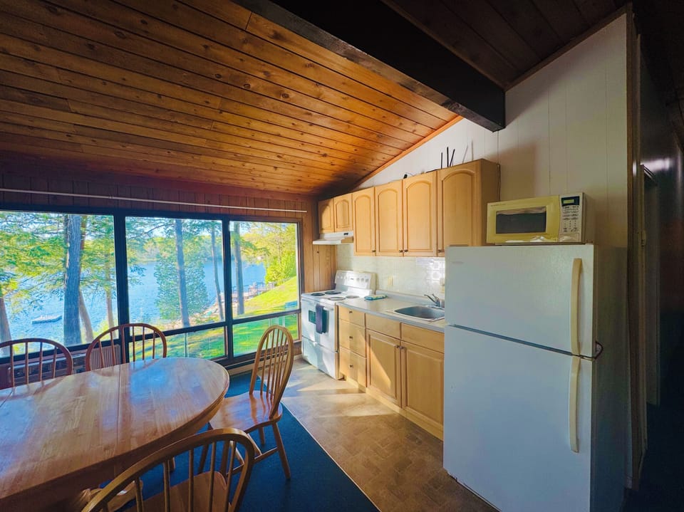 Premium Suite, 2 Bedrooms, Kitchen, Lake View | In-room dining