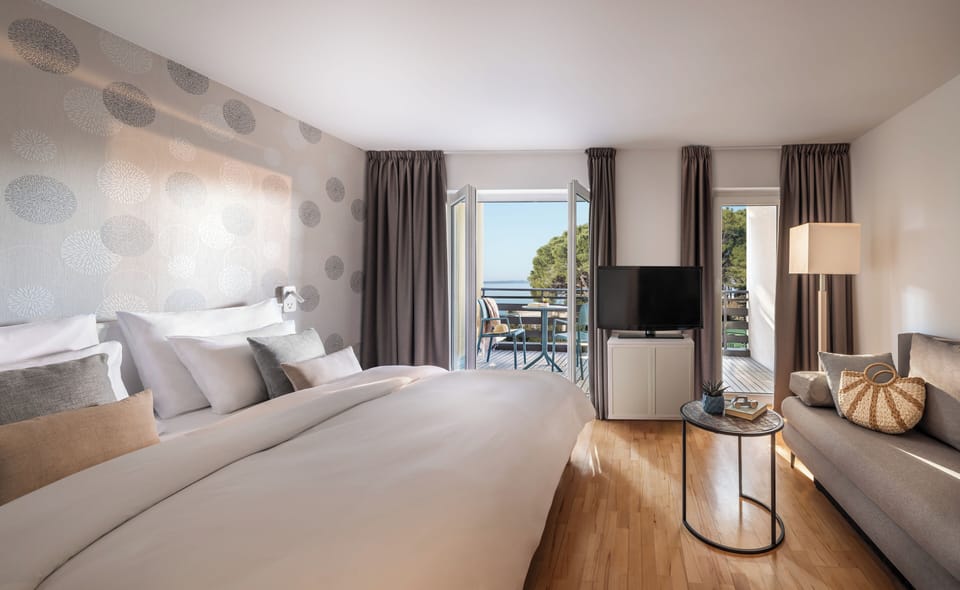 Family room, balcony, sea facing (Comfort) | Minibar, in-room safe, desk, blackout drapes