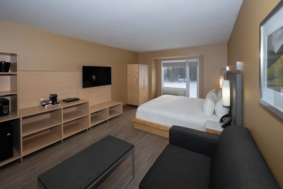 Standard Single Room, 1 King Bed | In-room safe, WiFi (free)